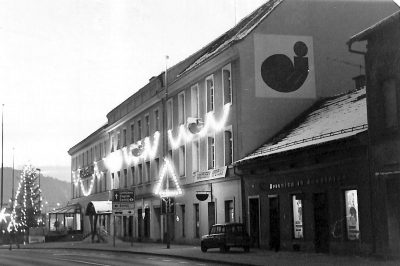 Poslovna stavba Jeklotehne v novoletni okrasitvi, 1990