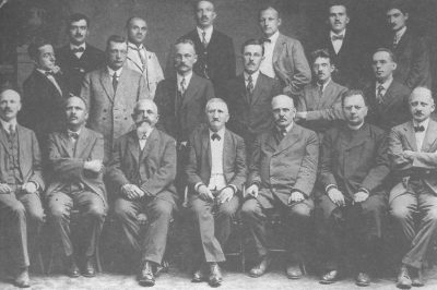 Ivan Pregelj s profesorskim zborom kranjske gimnazije, drugi v drugi vrsti z desne