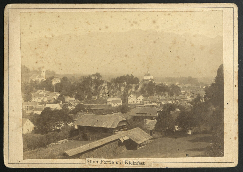 Benedikt Lergetporer je leta 1878 fotografiral območje Malega gradu iz Novega trga. Tudi na tej fotografiji se staro mestno jedro skoraj v celoti skriva za malograjskim gričem.