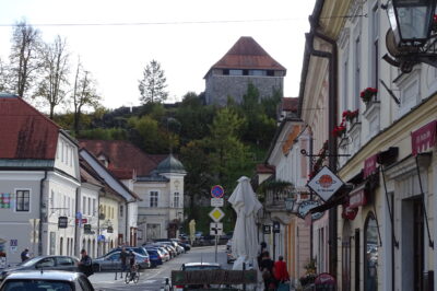 Kamnik: pogled iz starega mestnega jedra na kapelo sv. Eligija na Malem gradu.