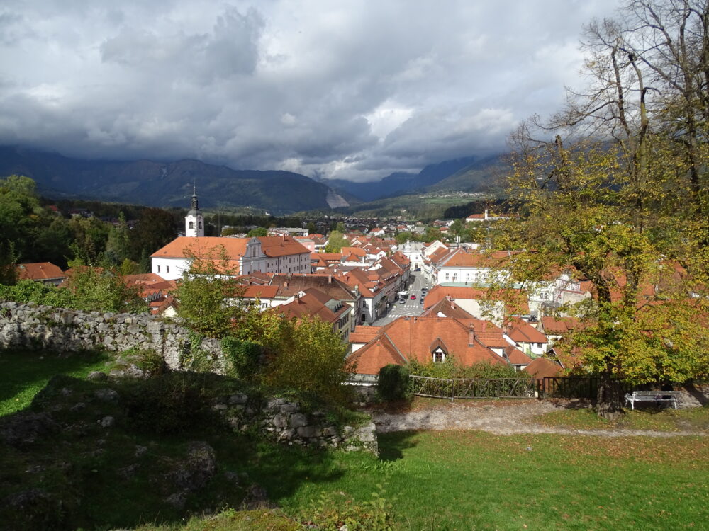 Pogled z malograjske planote na Kamnik.