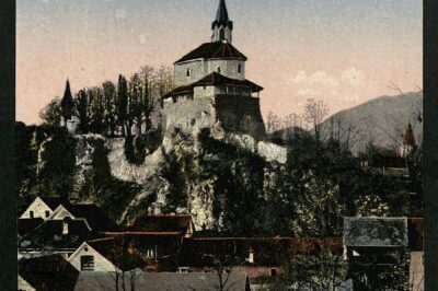 Razglednica iz domoznanske zbirke Knjižnice Franceta Balantiča Kamnik je delo kamniškega fotografa Franca Aparnika (1872-1954). Prikazuje pogled na malograjsko kapelo iz jugovzhodne smeri pred letom 1918. Na razglednici so lepo vidne skalne pečine pod kapelo in ostanki grajskega obzidja.