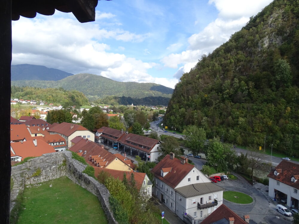 Pogled s severnega obhodnega hodnika v smeri proti vzhodu. Pod strmim pobočjem Starega gradu se onkraj Kamniške Bistrice proti Tuhinjski dolini vije tuhinjska cesta. V daljavi vidimo Nevlje z župnijsko cerkvijo sv. Jurija na jezeru, kjer je bil do sredine 13. stoletja sedež kamniške srednjeveške župnije.