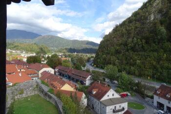 Pogled s severnega obhodnega hodnika v smeri proti vzhodu. Pod strmim pobočjem Starega gradu se onkraj Kamniške Bistrice proti Tuhinjski dolini vije tuhinjska cesta. V daljavi vidimo Nevlje z župnijsko cerkvijo sv. Jurija na jezeru, kjer je bil do sredine 13. stoletja sedež kamniške srednjeveške župnije.