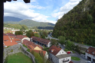 Pogled s severnega obhodnega hodnika v smeri proti vzhodu. Pod strmim pobočjem Starega gradu se onkraj Kamniške Bistrice proti Tuhinjski dolini vije tuhinjska cesta. V daljavi vidimo Nevlje z župnijsko cerkvijo sv. Jurija na jezeru, kjer je bil do sredine 13. stoletja sedež kamniške srednjeveške župnije.