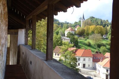 Pogled s severnega obhodnega hodnika proti kamniškim Žalam. V spodnjem delu fotografije vidimo mestne hiše na severnem pobočju Klanca. Na vzpetini stoji Rauterjeva graščina, imenovana tudi Trutzturn ali Smoletov gradič. Nad njo vidimo pokopališko cerkev Marijine in Jožefove zaroke na Žalah, ki je bolj poznana kot cerkev sv. Jožefa.