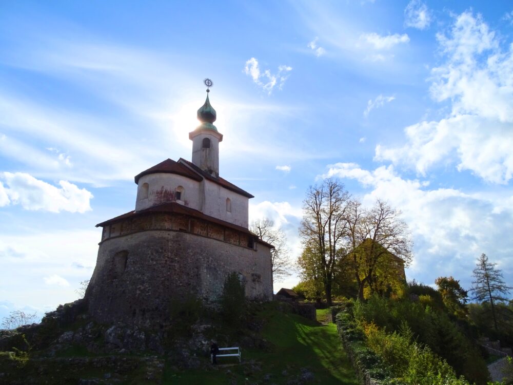 Pogled na malograjsko kapelo iz severovzhodne smeri nam najlepše kaže njeno arhitekturno razčlenjenost.