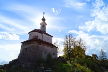 Pogled na malograjsko kapelo iz severovzhodne smeri nam najlepše kaže njeno arhitekturno razčlenjenost.